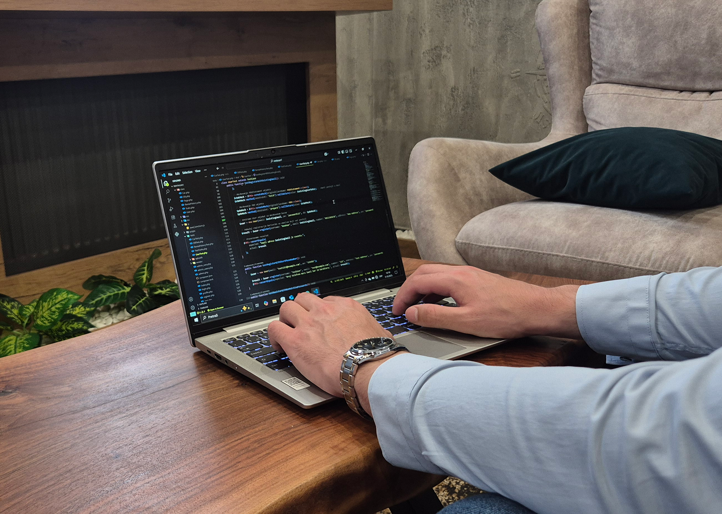 Programer radi na laptopu